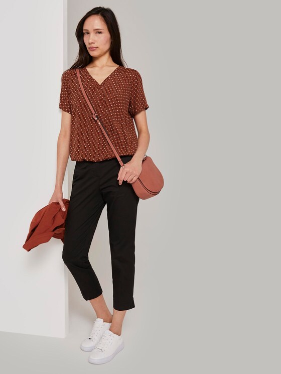 Gemusterte Kurzarm-Bluse in Wickeloptik - Frauen - brown geometric design Gemusterte Kurzarm-Bluse in Wickeloptik - Frauen - brown geometric design - 3 - TOM TAILOR