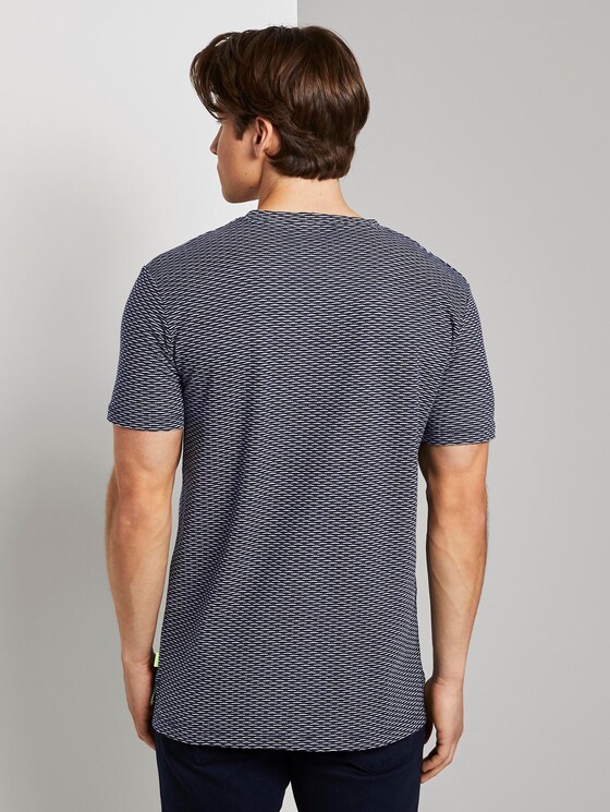 Strukturiertes T-Shirt mit Seitenschlitzen - Männer - navy jacquard block stripe Strukturiertes T-Shirt mit Seitenschlitzen - Männer - navy jacquard block stripe - 2 - TOM TAILOR Denim