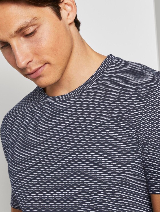 Strukturiertes T-Shirt mit Seitenschlitzen - Männer - navy jacquard block stripe Strukturiertes T-Shirt mit Seitenschlitzen - Männer - navy jacquard block stripe - 9 - TOM TAILOR Denim