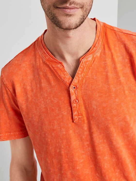 Henley T-Shirt in a washed look - Men - true orange Henley T-Shirt in a washed look - Men - true orange - 9 - TOM TAILOR