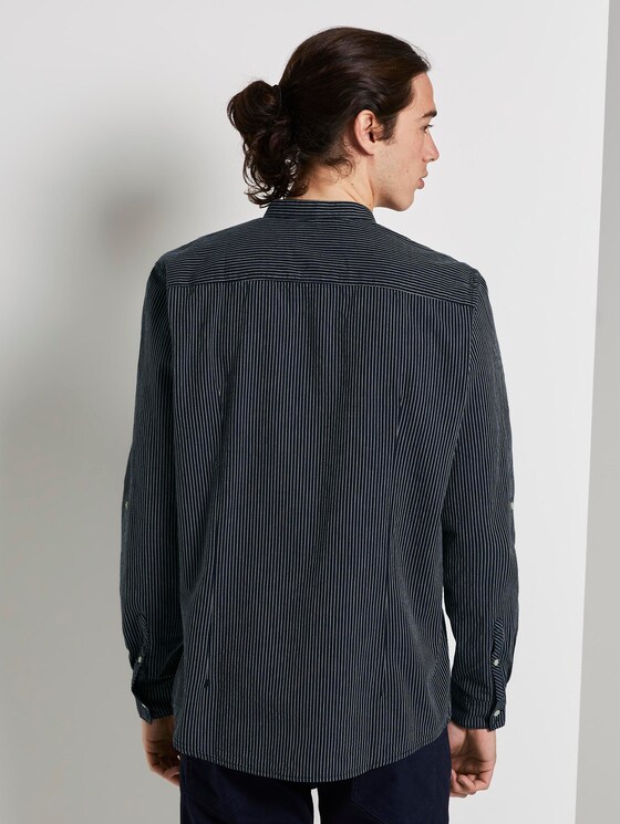 Gestreiftes Hemd mit Stehkragen - Männer - navy white seersucker stripe Gestreiftes Hemd mit Stehkragen - Männer - navy white seersucker stripe - 2 - TOM TAILOR Denim
