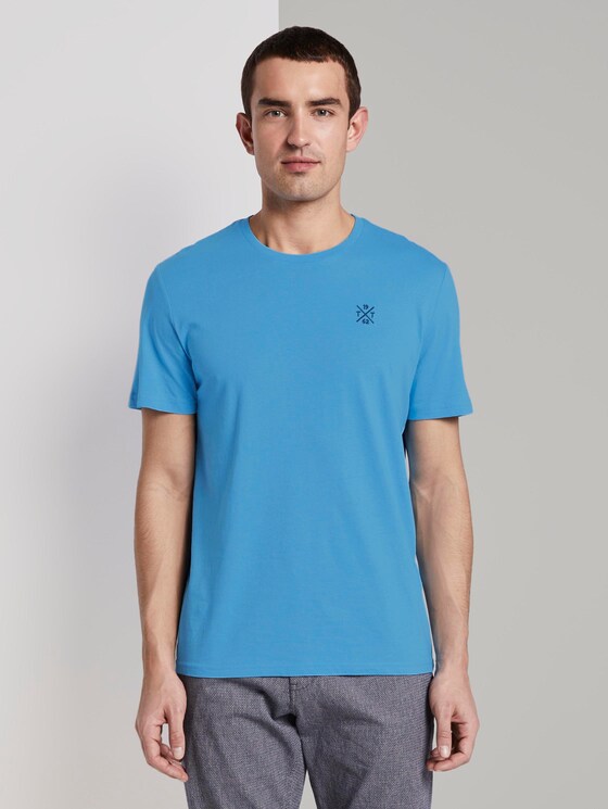 Basic T-Shirt mit Logo-Stickerei - Männer - soft cloud blue Basic T-Shirt mit Logo-Stickerei - Männer - soft cloud blue - 1 - TOM TAILOR