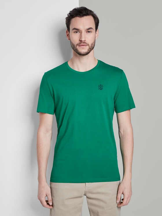 Basic T-Shirt mit Logo-Stickerei - Männer - rich meadow green Basic T-Shirt mit Logo-Stickerei - Männer - rich meadow green - 1 - TOM TAILOR