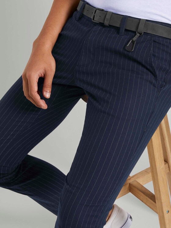 Strukturierte Chinohose mit Gürtel - Männer - navy pinstripe Strukturierte Chinohose mit Gürtel - Männer - navy pinstripe - 9 - TOM TAILOR Denim