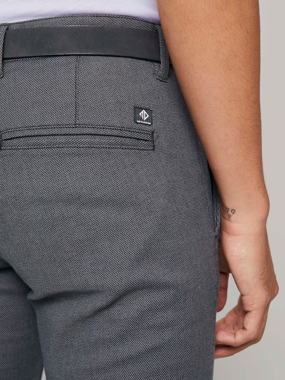 Strukturierte Chinohose mit Gürtel - Männer - anthra dobby yarn dye Strukturierte Chinohose mit Gürtel - Männer - anthra dobby yarn dye - 10 - TOM TAILOR Denim