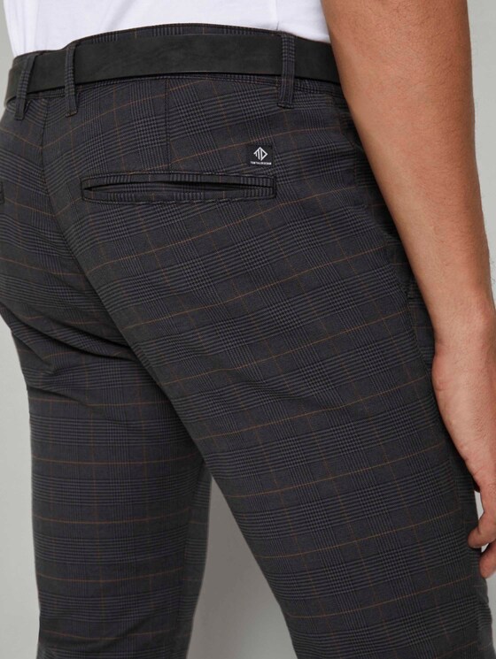 Strukturierte Chinohose mit Gürtel - Männer - grey brown check yarn dye Strukturierte Chinohose mit Gürtel - Männer - grey brown check yarn dye - 10 - TOM TAILOR Denim
