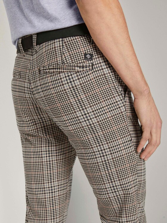Strukturierte Chinohose mit Gürtel - Männer - brown beige check Strukturierte Chinohose mit Gürtel - Männer - brown beige check - 10 - TOM TAILOR Denim