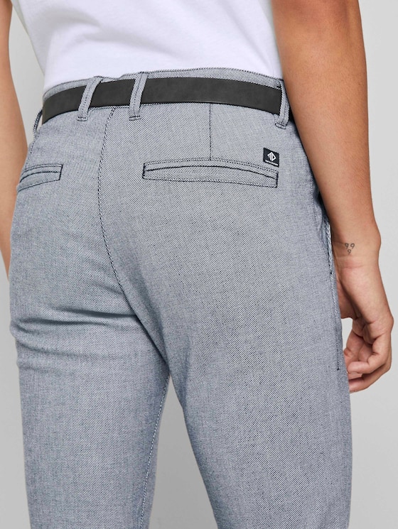 Strukturierte Chinohose mit Gürtel - Männer - navy white dobby yarn dye Strukturierte Chinohose mit Gürtel - Männer - navy white dobby yarn dye - 10 - TOM TAILOR Denim