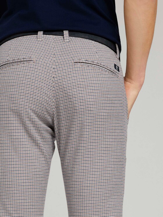 Strukturierte Chinohose mit Gürtel - Männer - beige navy brown houndstooth Strukturierte Chinohose mit Gürtel - Männer - beige navy brown houndstooth - 10 - TOM TAILOR Denim