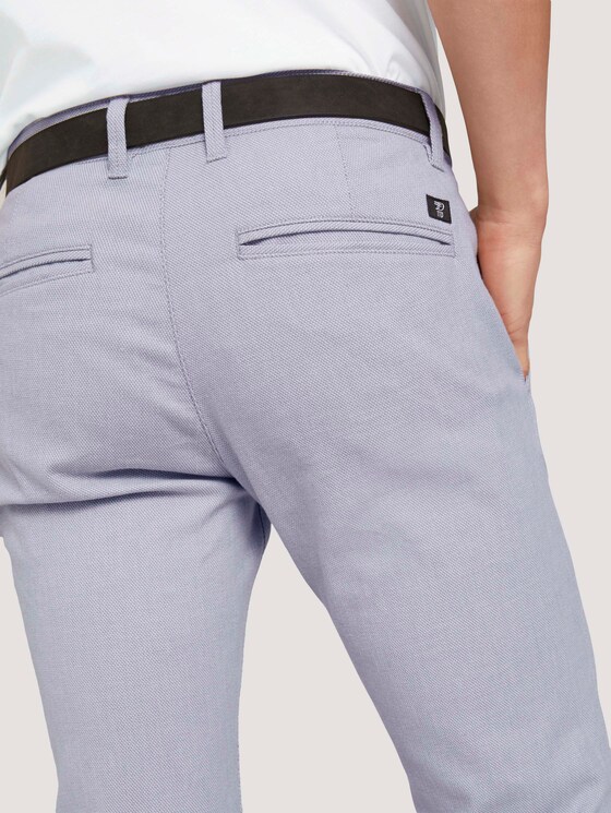 Strukturierte Chinohose mit Gürtel - Männer - grey white dobby Strukturierte Chinohose mit Gürtel - Männer - grey white dobby - 10 - TOM TAILOR Denim