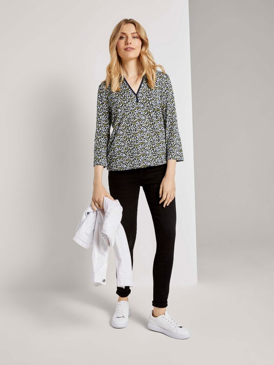 Patterned blouse shirt with a Henley collar - Women - navy green floral design Patterned blouse shirt with a Henley collar - Women - navy green floral design - 3 - TOM TAILOR