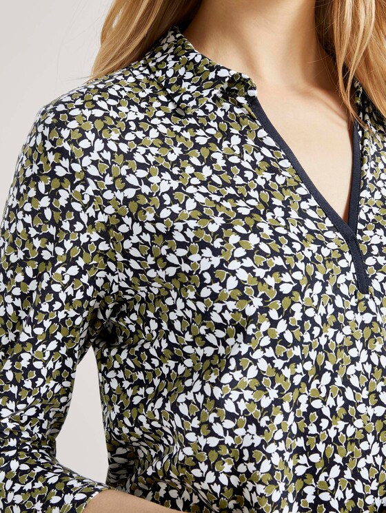Patterned blouse shirt with a Henley collar - Women - navy green floral design Patterned blouse shirt with a Henley collar - Women - navy green floral design - 9 - TOM TAILOR