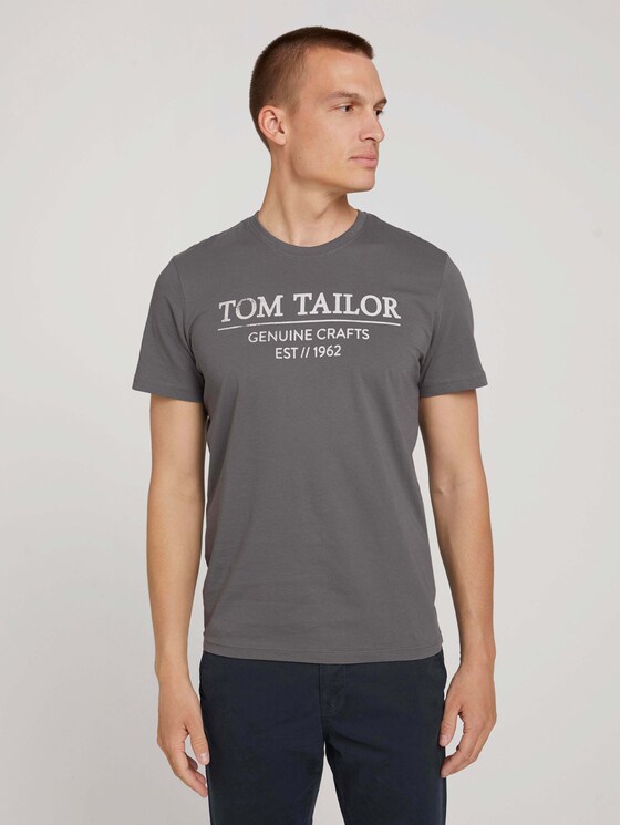 T-Shirt with a logo print - Men - Quiet Mid Grey T-Shirt with a logo print - Men - Quiet Mid Grey - 1 - TOM TAILOR
