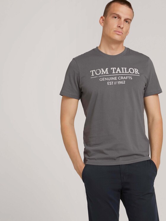 T-Shirt with a logo print - Men - Quiet Mid Grey T-Shirt with a logo print - Men - Quiet Mid Grey - 5 - TOM TAILOR