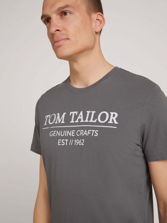 T-Shirt with a logo print - Men - Quiet Mid Grey T-Shirt with a logo print - Men - Quiet Mid Grey - 9 - TOM TAILOR