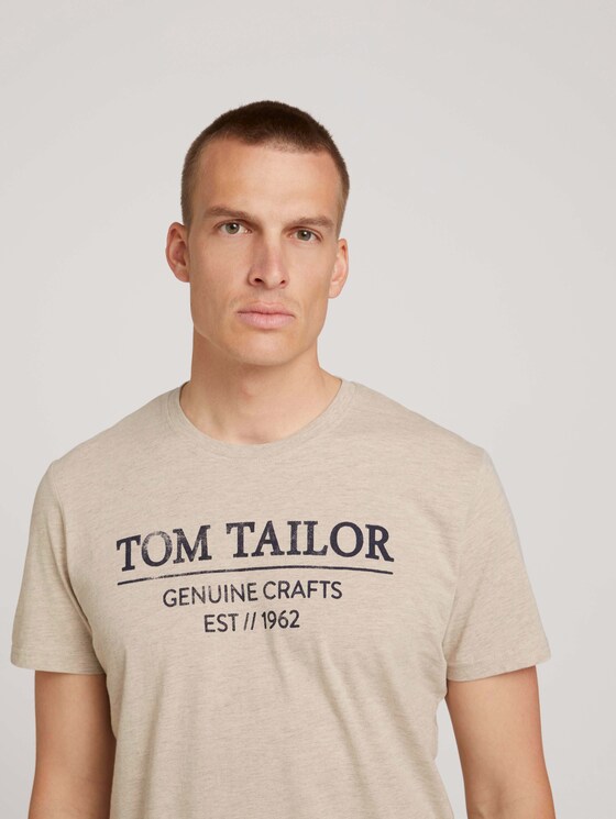 T-Shirt with a logo print - Men - cosy soft beige melange T-Shirt with a logo print - Men - cosy soft beige melange - 9 - TOM TAILOR