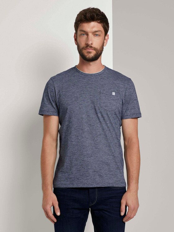 Fein gemustertes T-Shirt mit Brusttasche - Männer - Dark Blue Stripe Fein gemustertes T-Shirt mit Brusttasche - Männer - Dark Blue Stripe - 1 - TOM TAILOR