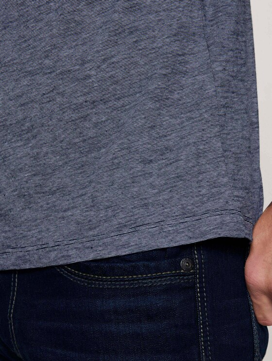 Fein gemustertes T-Shirt mit Brusttasche - Männer - Dark Blue Stripe Fein gemustertes T-Shirt mit Brusttasche - Männer - Dark Blue Stripe - 10 - TOM TAILOR