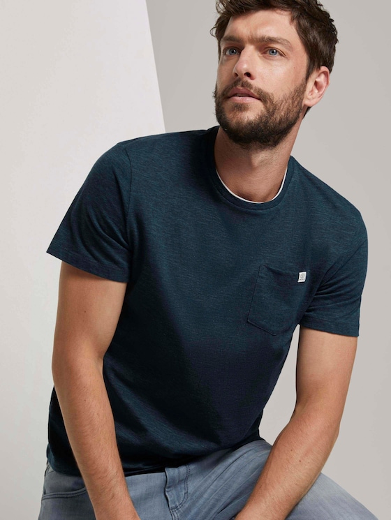 Fein gemustertes T-Shirt mit Brusttasche von Men, dark green thin stripe