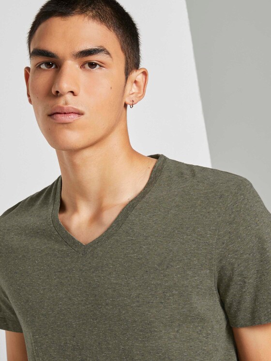 Meliertes T-Shirt mit V-Ausschnitt - Männer - dry greyish olive melange Meliertes T-Shirt mit V-Ausschnitt - Männer - dry greyish olive melange - 9 - TOM TAILOR Denim