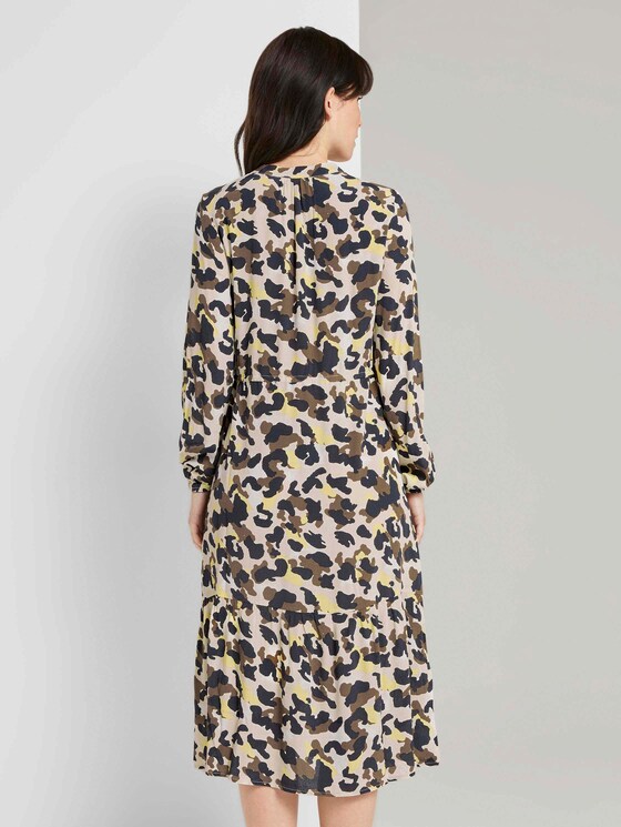 Gemustertes Midikleid mit Volants - Frauen - khaki yellow camouflage design Gemustertes Midikleid mit Volants - Frauen - khaki yellow camouflage design - 2 - TOM TAILOR