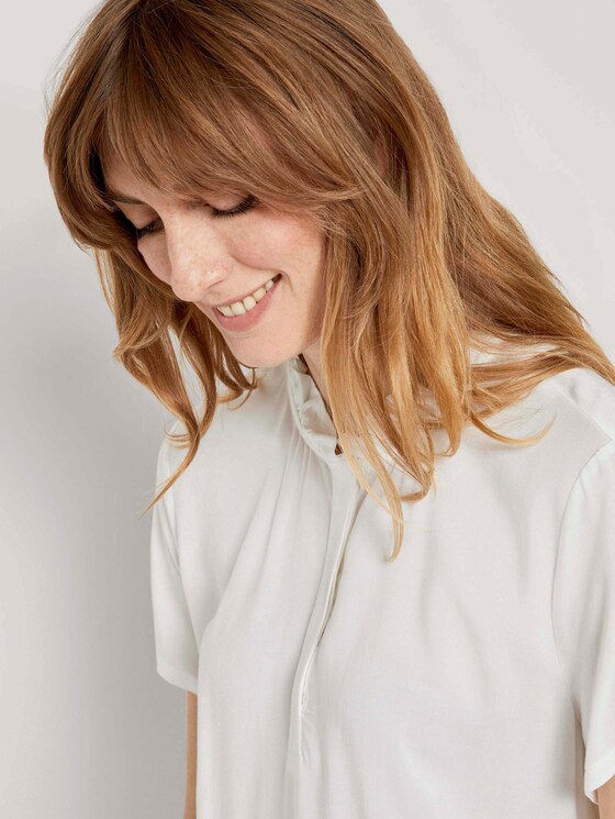 Geknöpftes T-Shirt mit Rüschendetail - Frauen - Whisper White Geknöpftes T-Shirt mit Rüschendetail - Frauen - Whisper White - 9 - TOM TAILOR