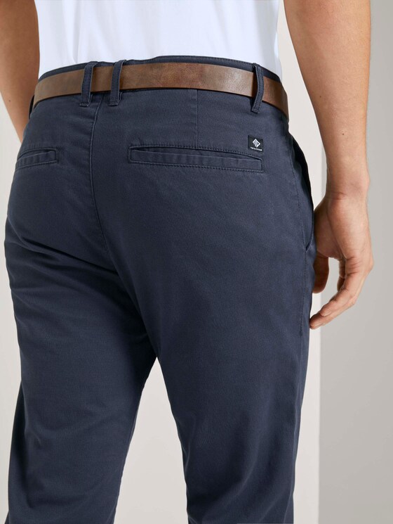 Strukturierte Straight-Chinohose mit Gürtel - Männer - navy small broken square print Strukturierte Straight-Chinohose mit Gürtel - Männer - navy small broken square print - 10 - TOM TAILOR Denim