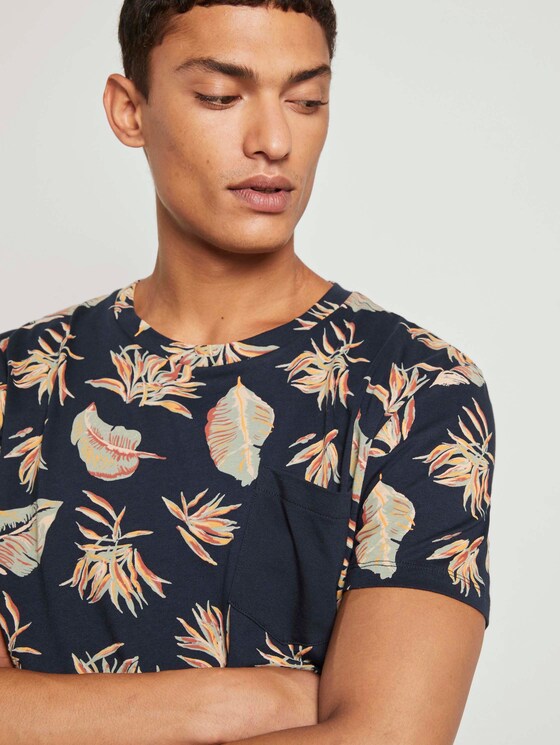 Gemustertes T-Shirt mit Brusttasche - Männer - navy autumnal big leaves print Gemustertes T-Shirt mit Brusttasche - Männer - navy autumnal big leaves print - 9 - TOM TAILOR Denim