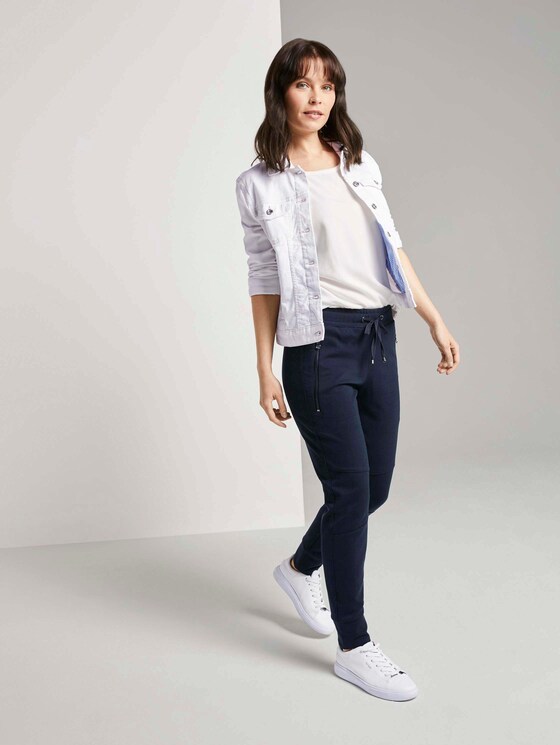 trousers with zip pockets