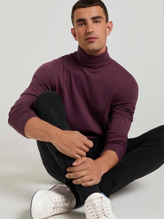 red long sleeve turtleneck