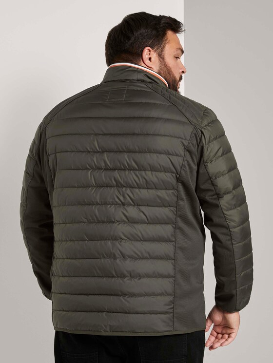 Hybrid Steppjacke mit Stehkragen - Männer - Shadow Olive Hybrid Steppjacke mit Stehkragen - Männer - Shadow Olive - 2 - Men Plus