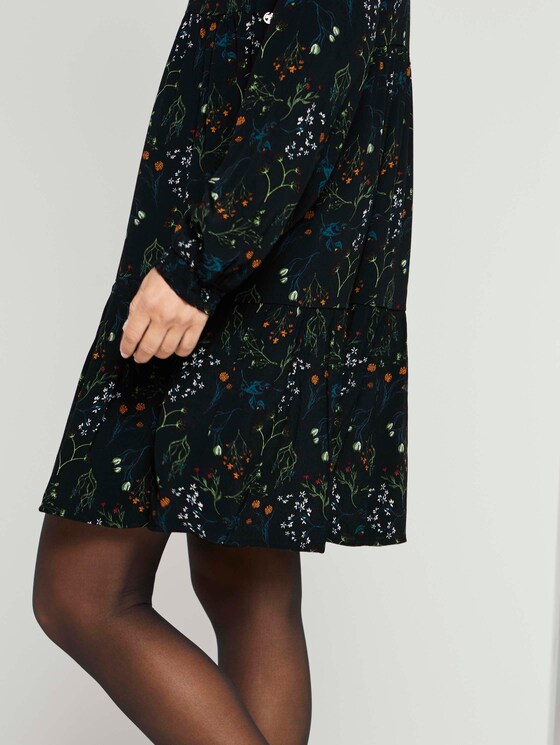 Gemustertes Kleid mit Schleife - Frauen - black flower print Gemustertes Kleid mit Schleife - Frauen - black flower print - 9 - TOM TAILOR Denim
