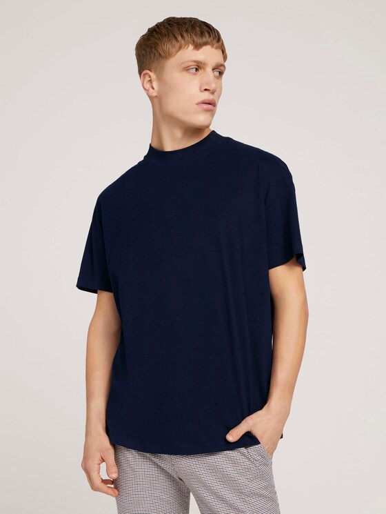 Lockeres Stehkragen T-Shirt mit Bio-Baumwolle - Männer - Sky Captain Blue Lockeres Stehkragen T-Shirt mit Bio-Baumwolle - Männer - Sky Captain Blue - 1 - TOM TAILOR Denim