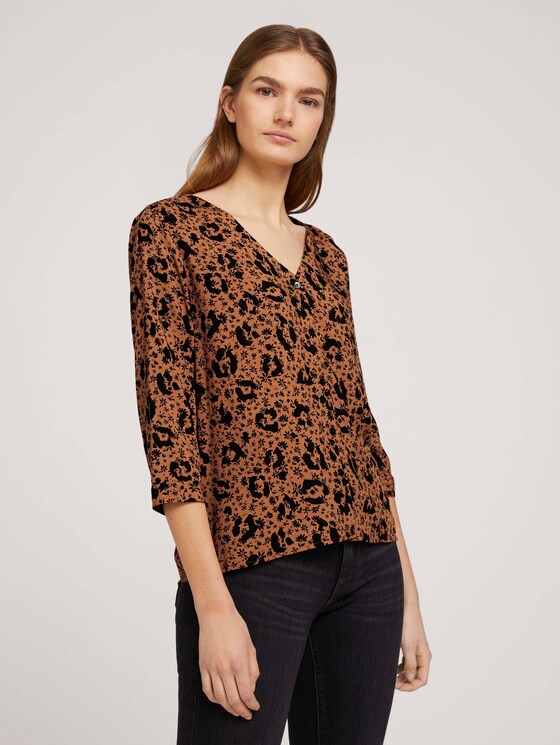 Geknöpfte Bluse mit V-Ausschnitt mit LENZING™ ECOVERO™ - Frauen - flower leo print Geknöpfte Bluse mit V-Ausschnitt mit LENZING™ ECOVERO™ - Frauen - flower leo print - 1 - TOM TAILOR Denim