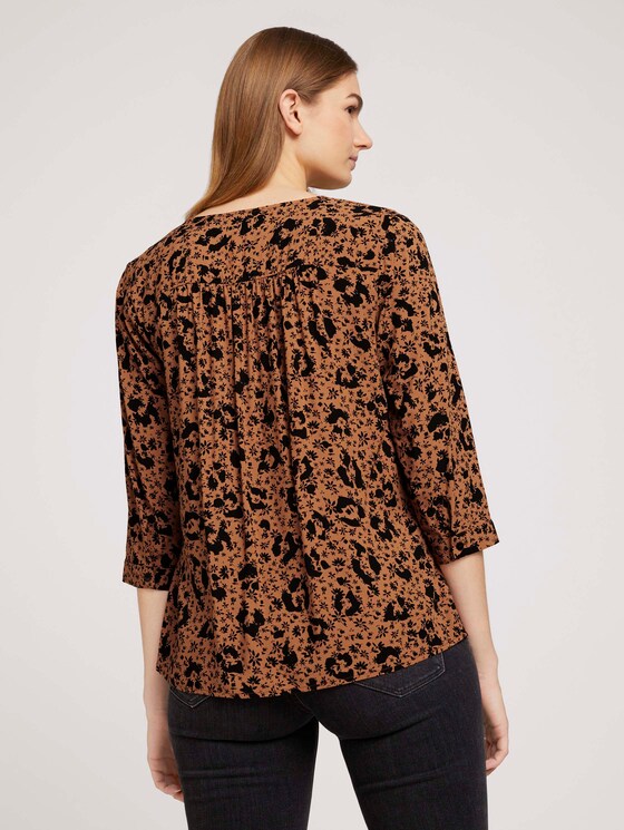 Geknöpfte Bluse mit V-Ausschnitt mit LENZING™ ECOVERO™ - Frauen - flower leo print Geknöpfte Bluse mit V-Ausschnitt mit LENZING™ ECOVERO™ - Frauen - flower leo print - 2 - TOM TAILOR Denim