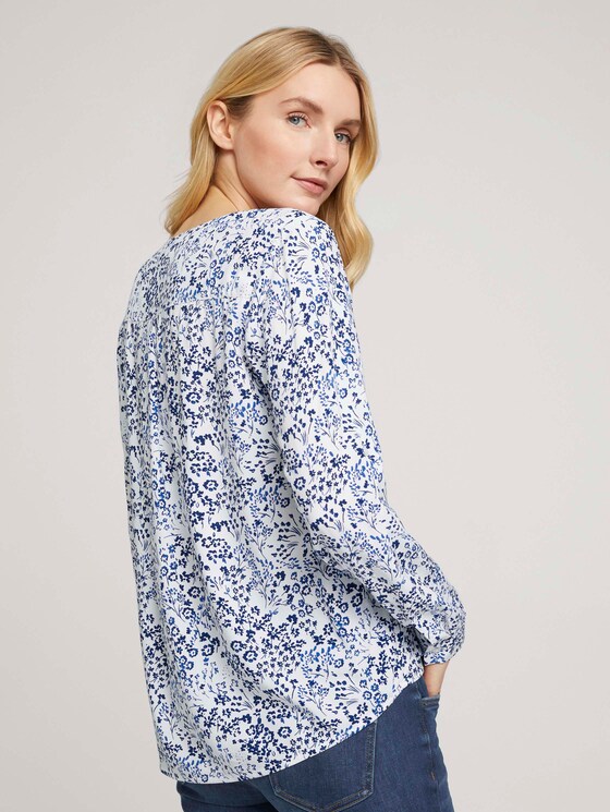 Gemusterte Bluse mit LENZING™ ECOVERO™ und V-Ausschnitt - Frauen - navy offwhite flower design Gemusterte Bluse mit LENZING™ ECOVERO™ und V-Ausschnitt - Frauen - navy offwhite flower design - 2 - TOM TAILOR