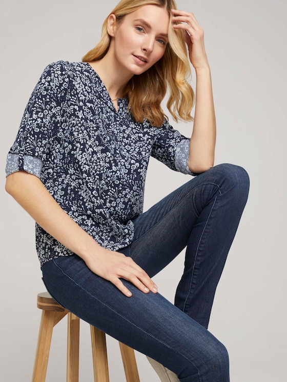 Gemusterte Bluse mit LENZING™ ECOVERO™ und V-Ausschnitt - Frauen - navy flower design Gemusterte Bluse mit LENZING™ ECOVERO™ und V-Ausschnitt - Frauen - navy flower design - 5 - TOM TAILOR