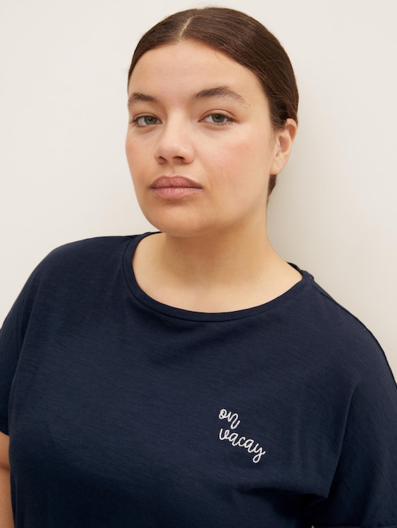 T-shirt with small embroidery