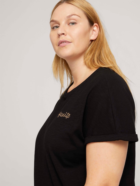 T-shirt with small embroidery