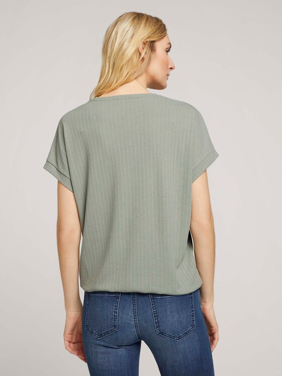 Strukturiertes T-Shirt mit V-Ausschnitt - Frauen - Prairie Grass Green Strukturiertes T-Shirt mit V-Ausschnitt - Frauen - Prairie Grass Green - 2 - TOM TAILOR