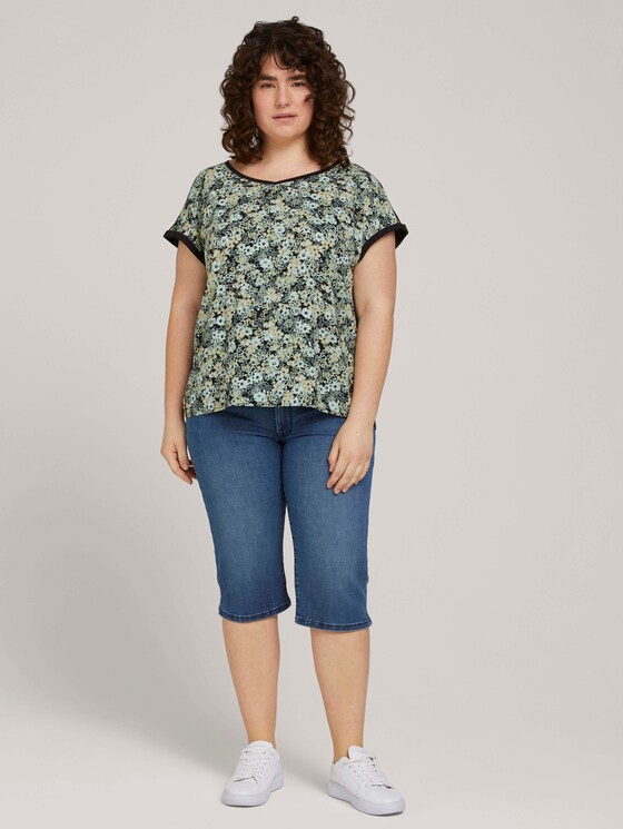Curvy - Gemustertes T-Shirt mit LENZING™ ECOVERO™ - Frauen - multicolor flowers Curvy - Gemustertes T-Shirt mit LENZING™ ECOVERO™ - Frauen - multicolor flowers - 3 - My True Me