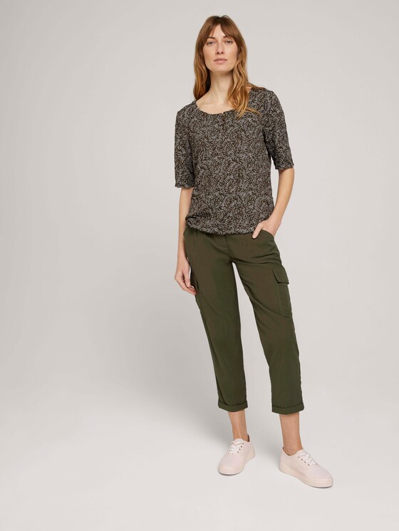 Geknöpftes T-Shirt in Knitteroptik - Frauen - khaki white outline leaves Geknöpftes T-Shirt in Knitteroptik - Frauen - khaki white outline leaves - 3 - TOM TAILOR