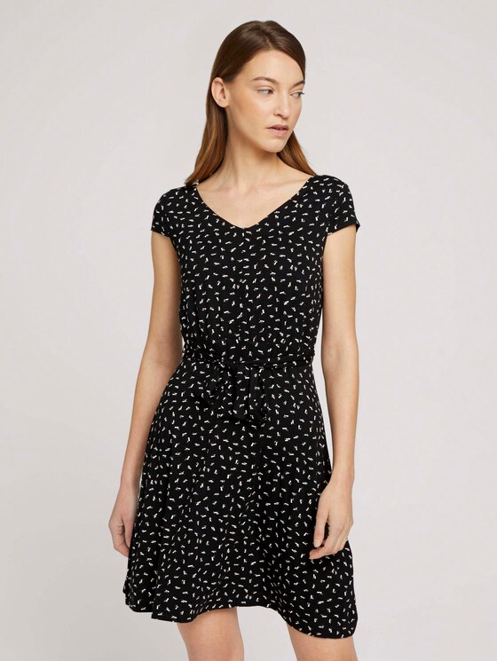 Gemustertes Jerseykleid mit Bindegürtel - Frauen - black geometrical design Gemustertes Jerseykleid mit Bindegürtel - Frauen - black geometrical design - 1 - TOM TAILOR