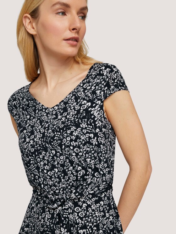 Gemustertes Jerseykleid mit Bindegürtel - Frauen - navy offwhite flower design Gemustertes Jerseykleid mit Bindegürtel - Frauen - navy offwhite flower design - 9 - TOM TAILOR