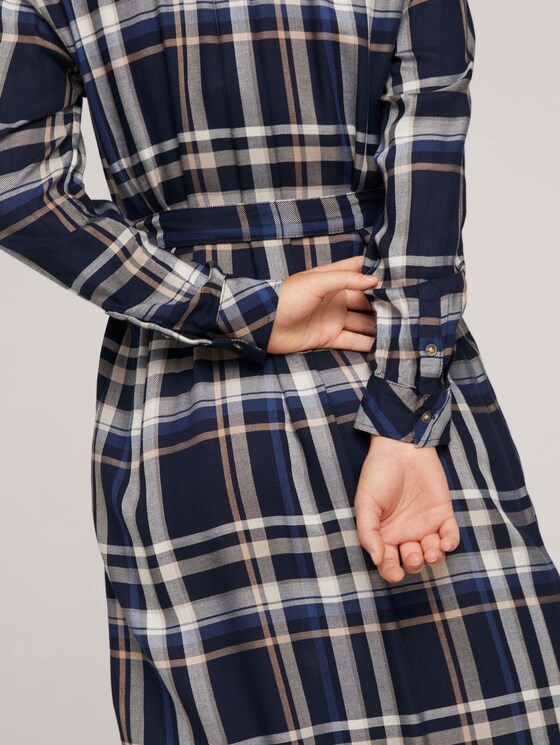 Kariertes Midi Blusenkleid - Frauen - navy blue beige check Kariertes Midi Blusenkleid - Frauen - navy blue beige check - 9 - TOM TAILOR