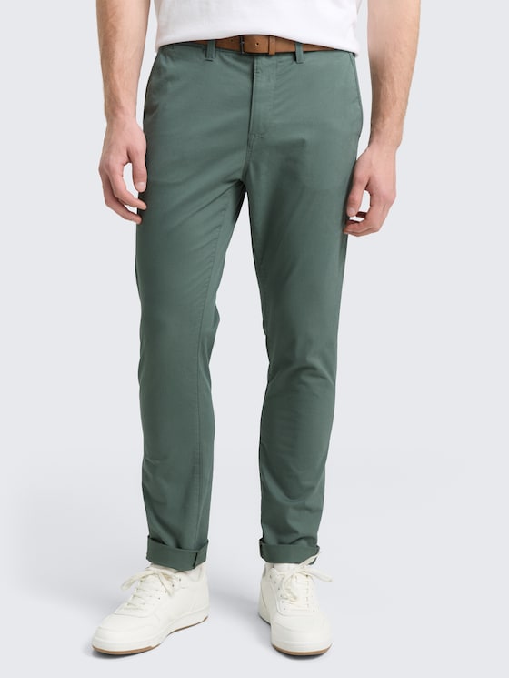 Slim Chino Hose mit Gürtel von Denim Male, washed jasper green