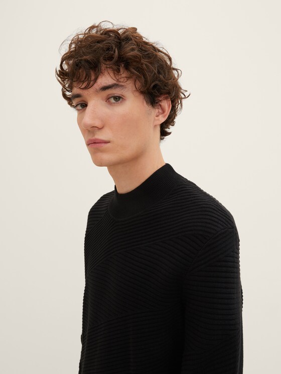 Jumper with a stand-up collar