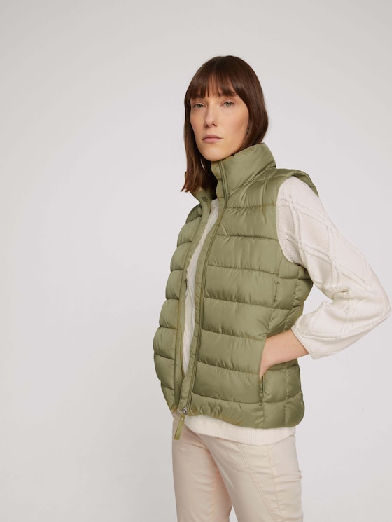 Slim fit quilted vest with recycled polyester