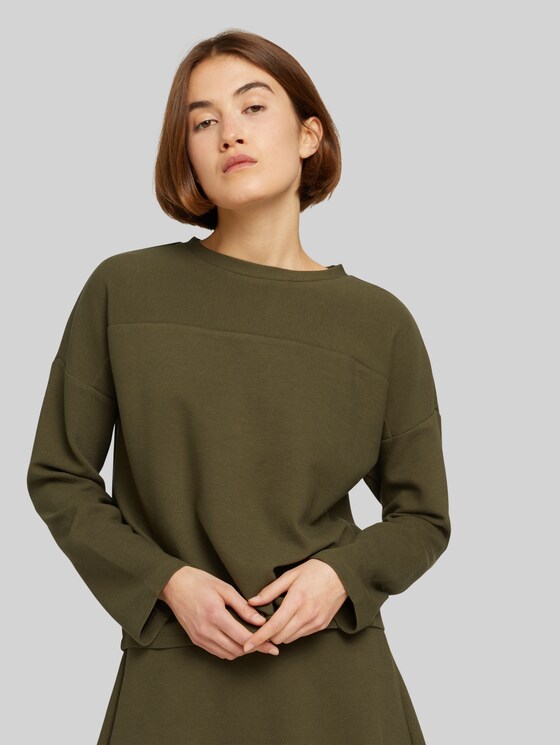 Long-sleeved shirt with raglan sleeves 