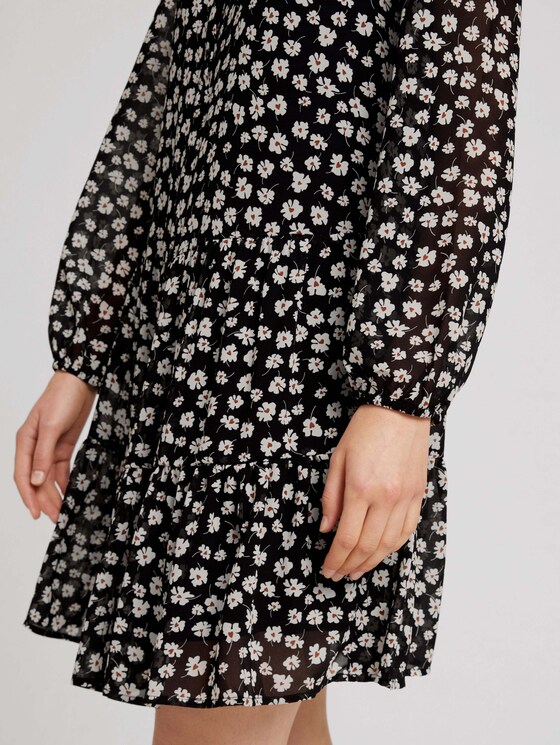 Gemustertes Kleid aus fließenden Chiffon - Frauen - black flower print Gemustertes Kleid aus fließenden Chiffon - Frauen - black flower print - 9 - TOM TAILOR Denim